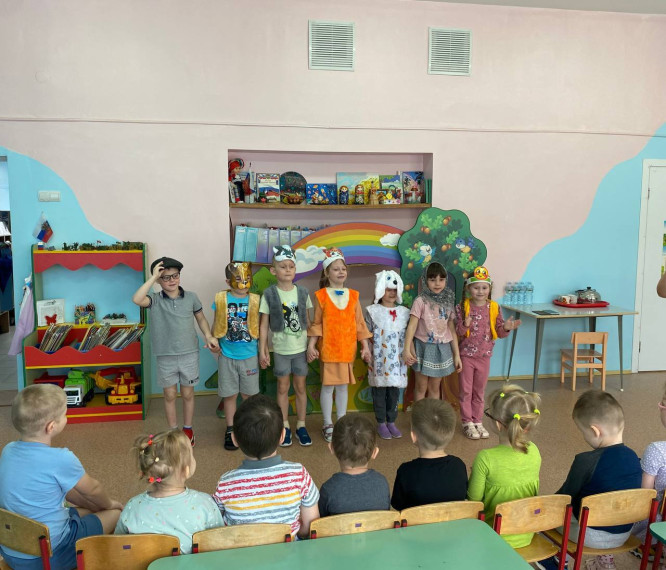 Воспитанники подготовительной группы показали сказку "Колобок".