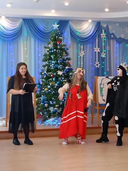 Новогодний утренник прошел в школе.